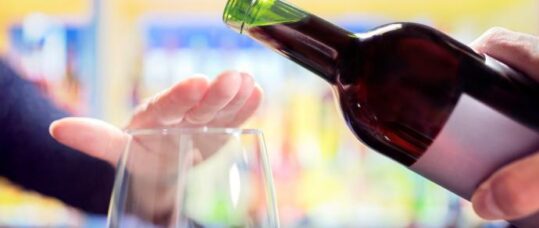 ‘Mixed messaging’ around drinking alcohol while pregnant, says RCM