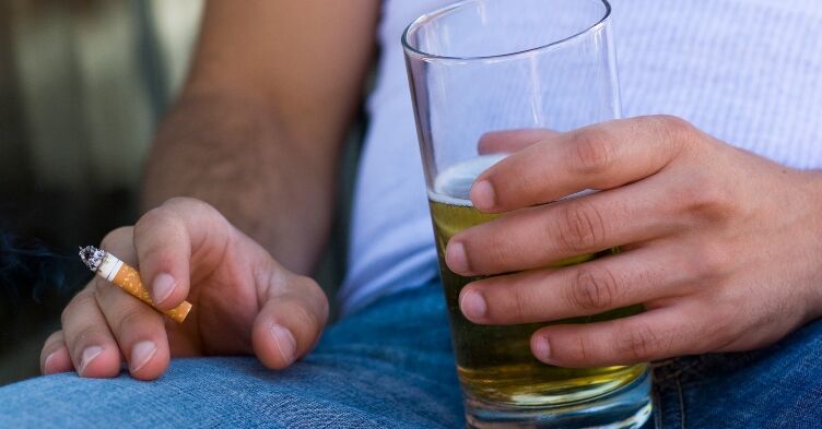 Heavy drinkers four times more likely to smoke, study suggests